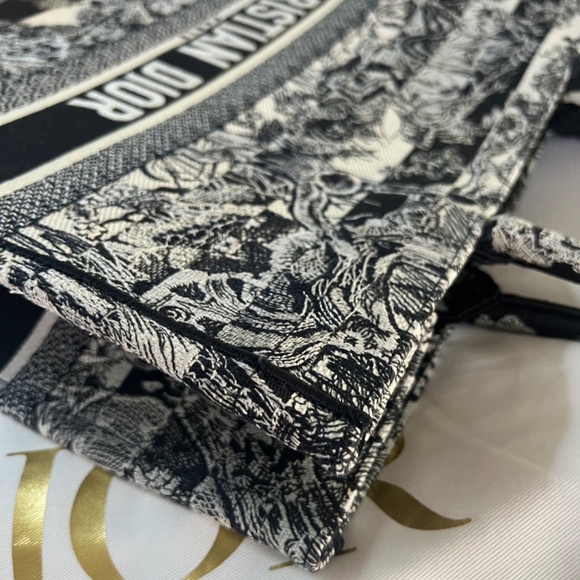 LARGE DIOR BOOK TOTE - Blue Toile de Jouy Embroidery - Picture 3 of 10